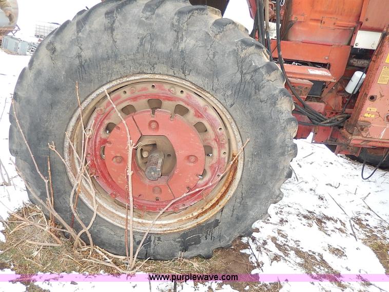 image for item I9341 1971 International 1466 tractor