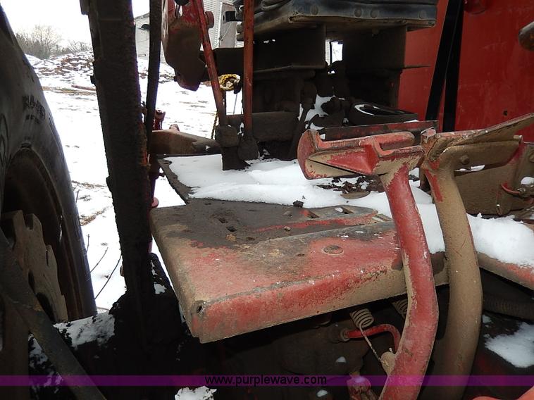 image for item I9341 1971 International 1466 tractor