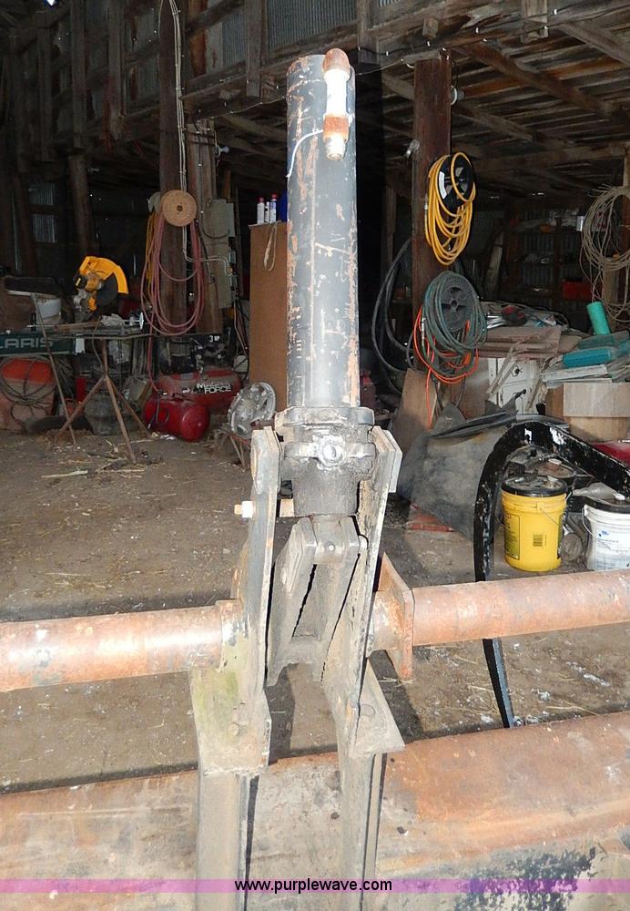 image for item I9341 1971 International 1466 tractor