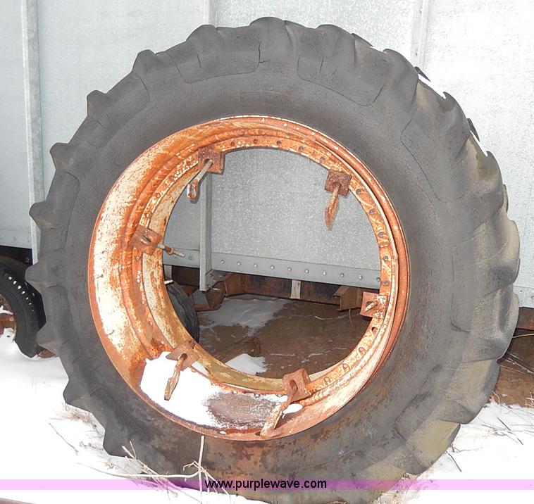 image for item I9341 1971 International 1466 tractor