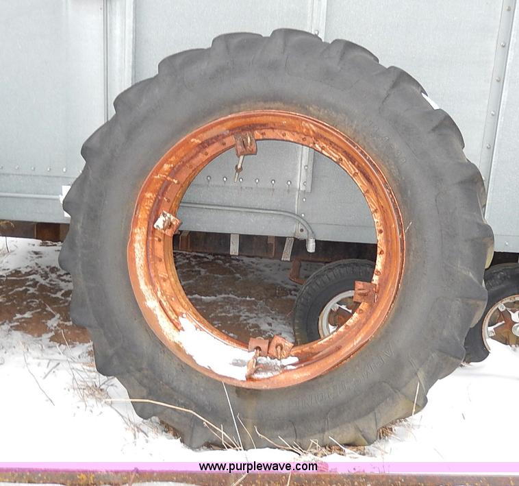 image for item I9341 1971 International 1466 tractor