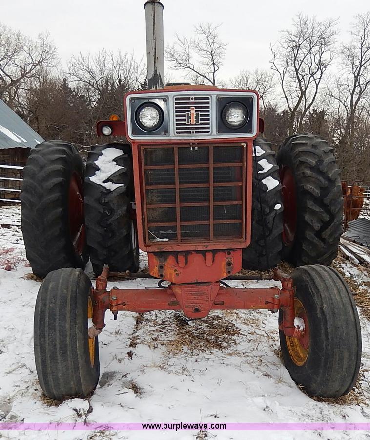 image for item I9343 1975 International 1066 tractor