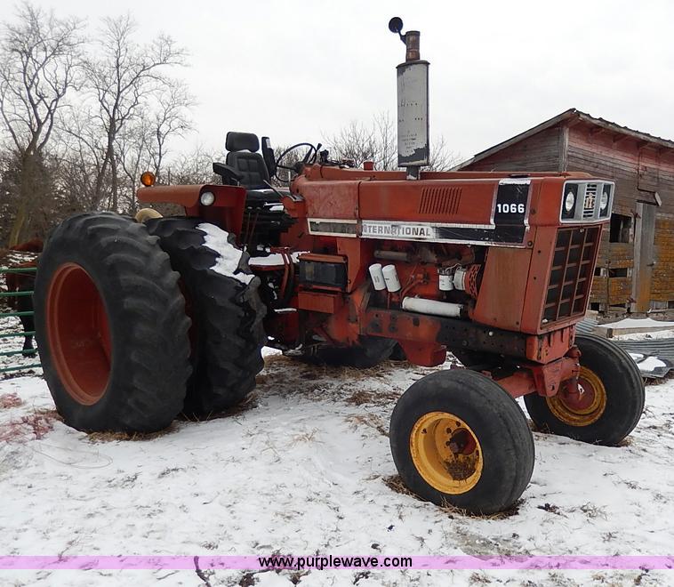image for item I9343 1975 International 1066 tractor