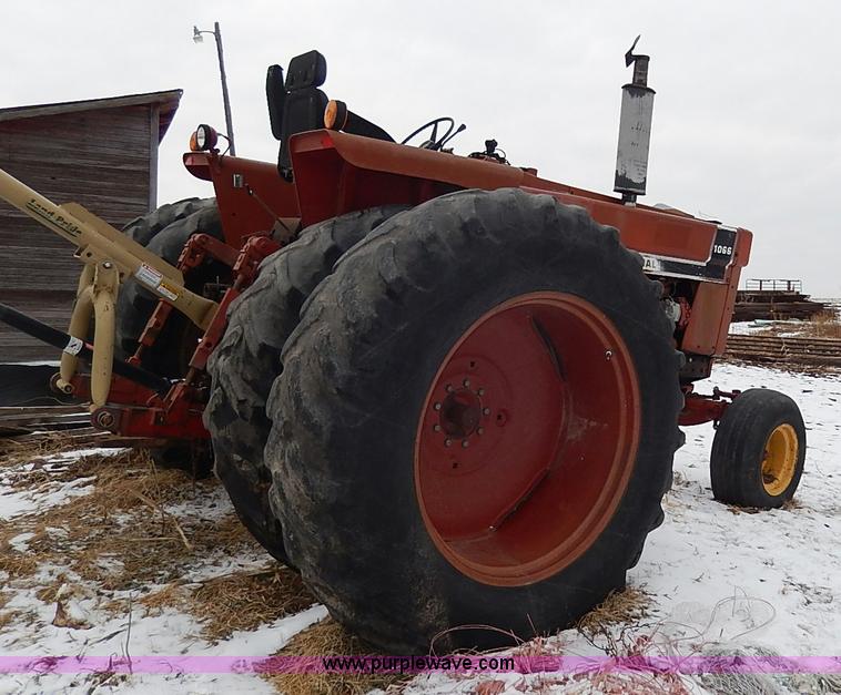 image for item I9343 1975 International 1066 tractor
