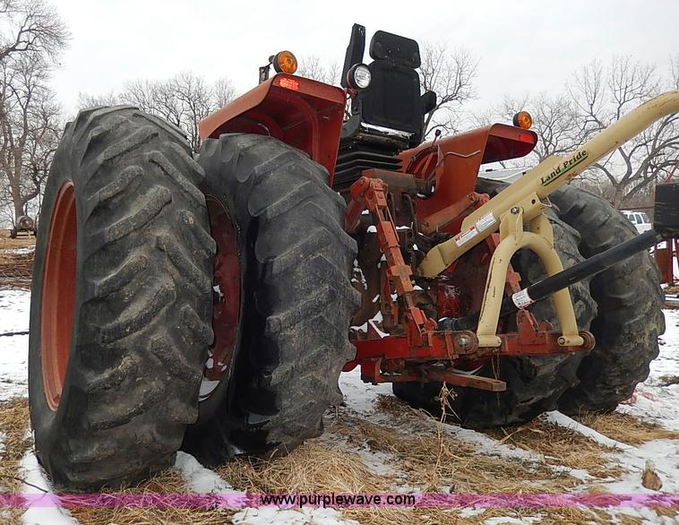 image for item I9343 1975 International 1066 tractor