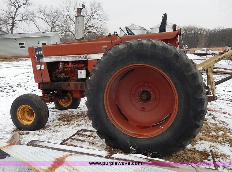 image for item I9343 1975 International 1066 tractor