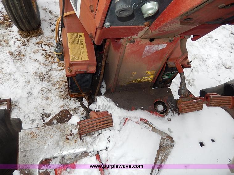 image for item I9343 1975 International 1066 tractor