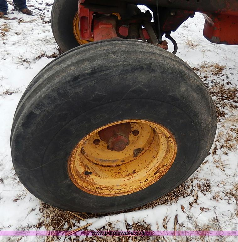 image for item I9343 1975 International 1066 tractor