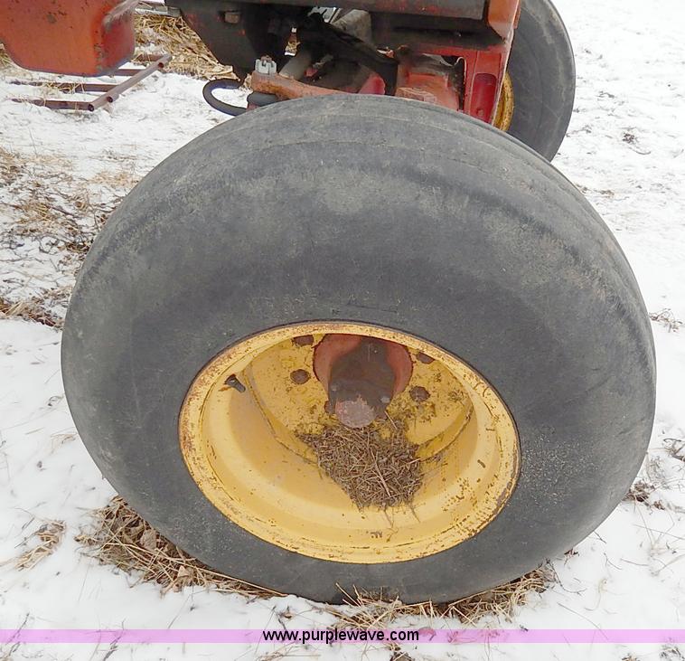 image for item I9343 1975 International 1066 tractor