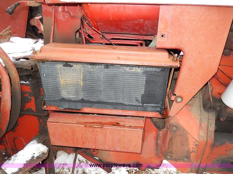 image for item I9343 1975 International 1066 tractor