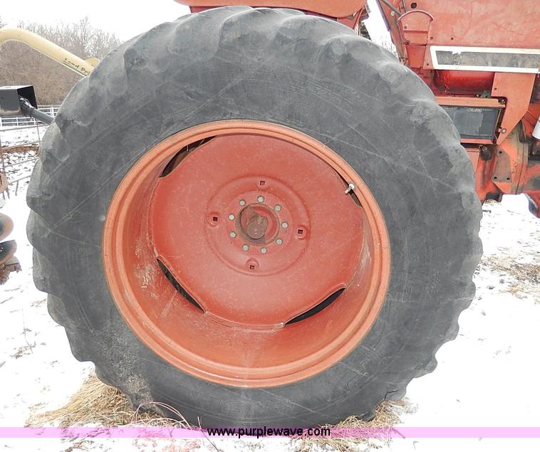 image for item I9343 1975 International 1066 tractor