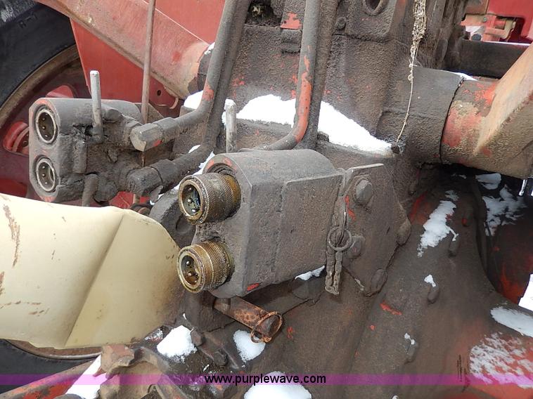 image for item I9343 1975 International 1066 tractor