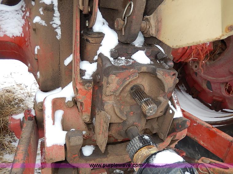 image for item I9343 1975 International 1066 tractor