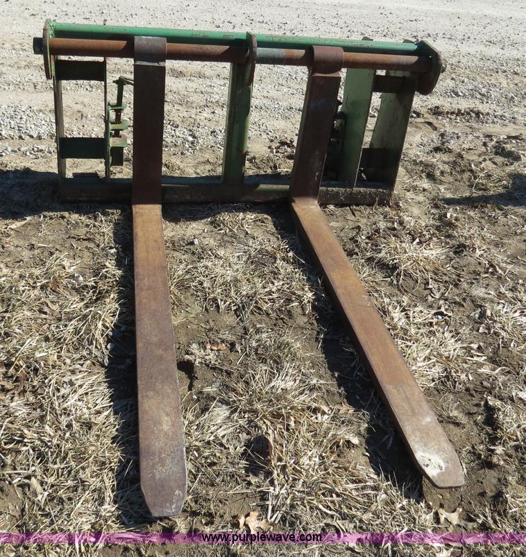 Quick attach pallet forks for John Deere 600 to 700 series loaders in Warrensburg, MO Item