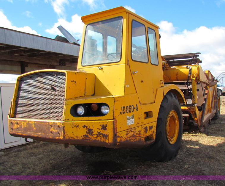 image for item AE9021 1973 John Deere 860A scraper