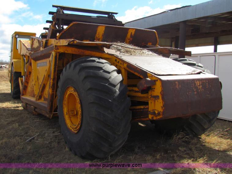 image for item AE9021 1973 John Deere 860A scraper