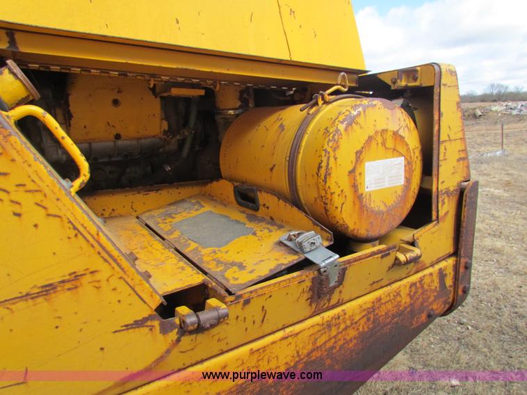 image for item AE9021 1973 John Deere 860A scraper