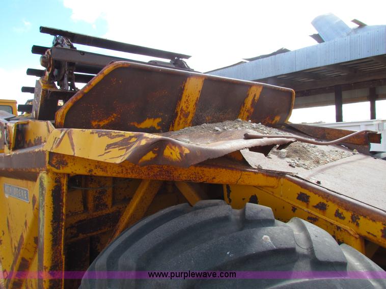 image for item AE9021 1973 John Deere 860A scraper