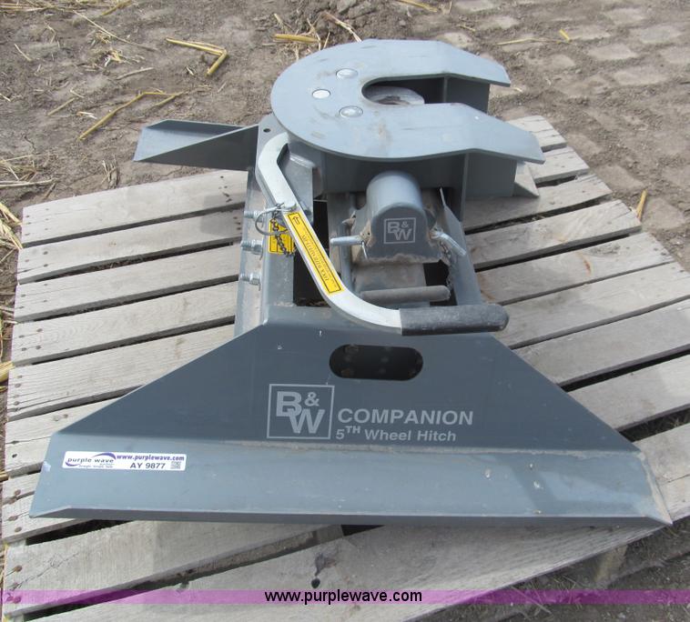 B&W fifth wheel hitch in Phillipsburg, KS Item AY9877 sold Purple Wave