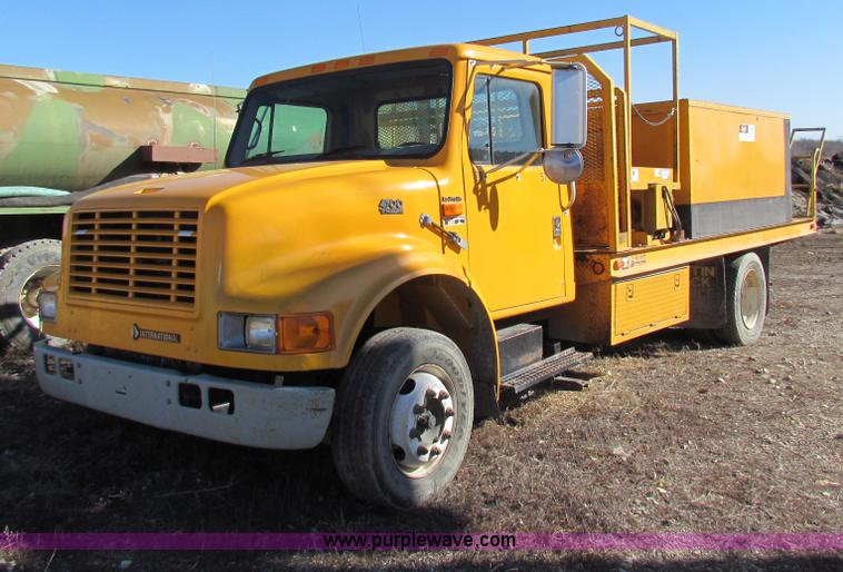 image for item C1863 2000 International 4700 Lo-Profile sign truck