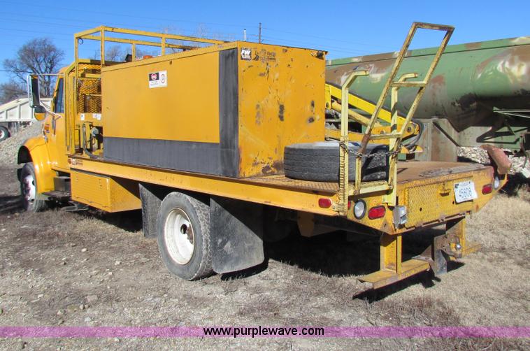 image for item C1863 2000 International 4700 Lo-Profile sign truck