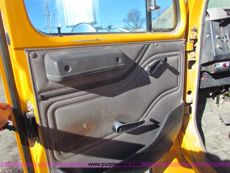 image for item C1863 2000 International 4700 Lo-Profile sign truck