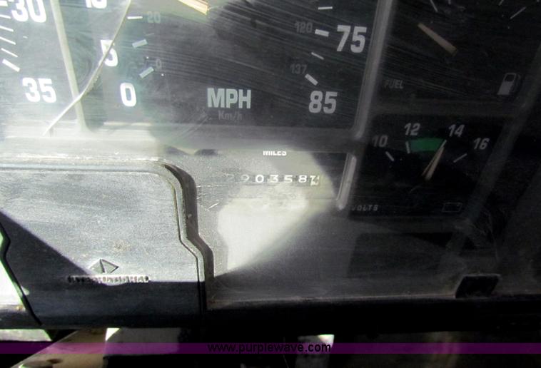 image for item C1863 2000 International 4700 Lo-Profile sign truck