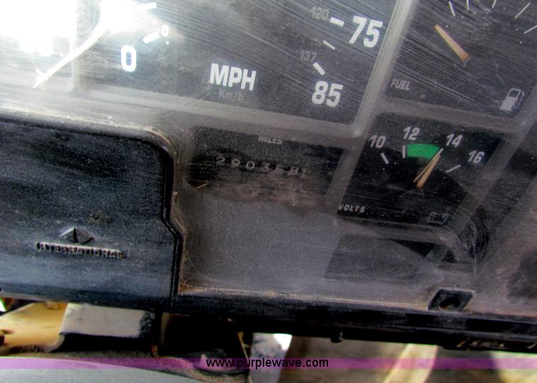 image for item C1863 2000 International 4700 Lo-Profile sign truck