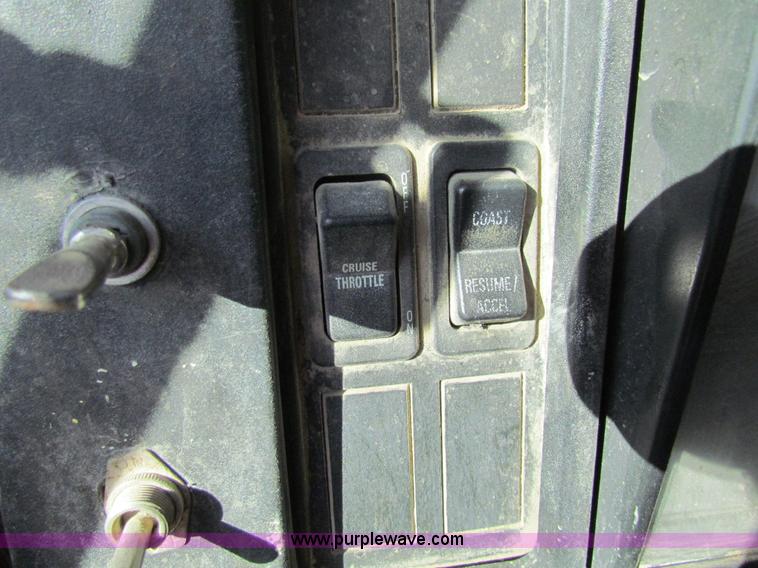 image for item C1863 2000 International 4700 Lo-Profile sign truck