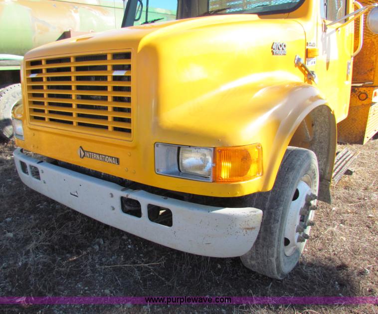 image for item C1863 2000 International 4700 Lo-Profile sign truck