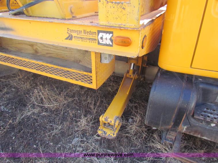 image for item C1863 2000 International 4700 Lo-Profile sign truck