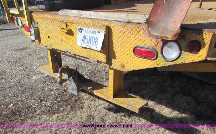 image for item C1863 2000 International 4700 Lo-Profile sign truck