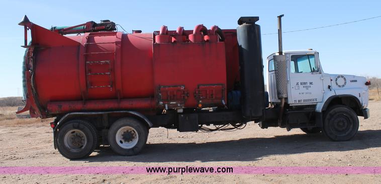 image for item C3693 1993 Ford LTS9000 vactor truck