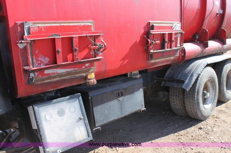 image for item C3693 1993 Ford LTS9000 vactor truck