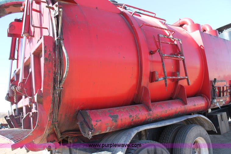 image for item C3693 1993 Ford LTS9000 vactor truck