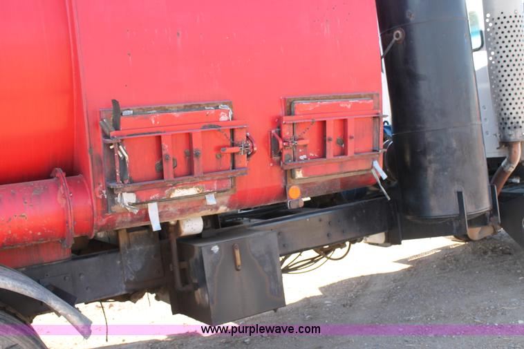 image for item C3693 1993 Ford LTS9000 vactor truck