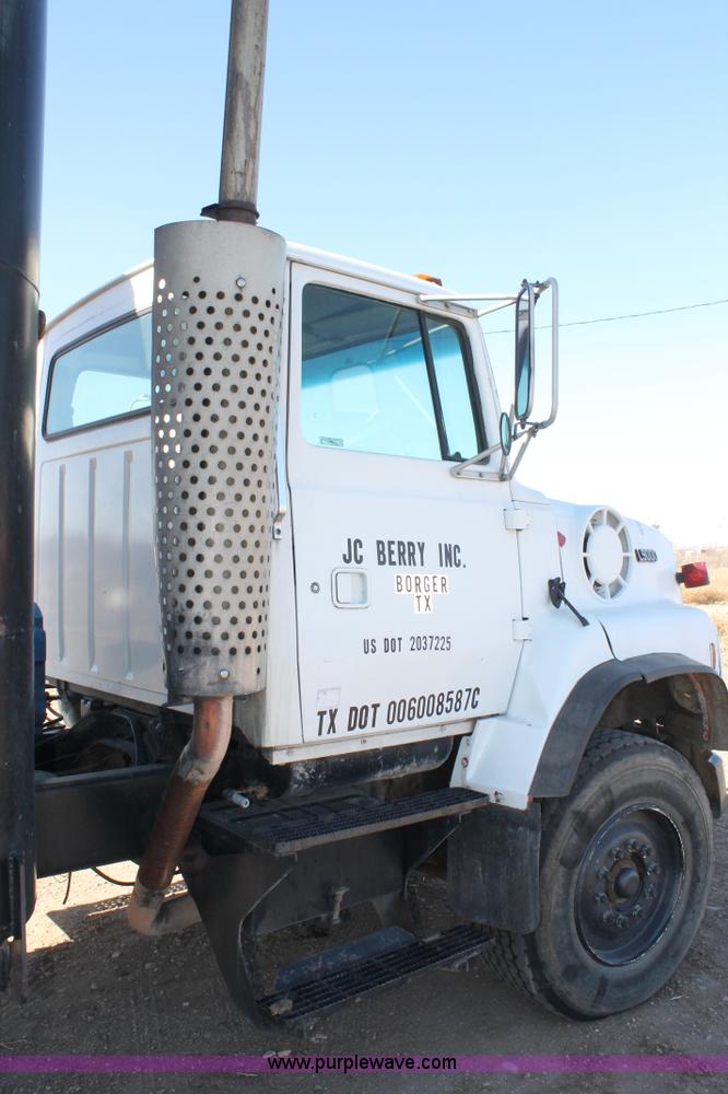 image for item C3693 1993 Ford LTS9000 vactor truck