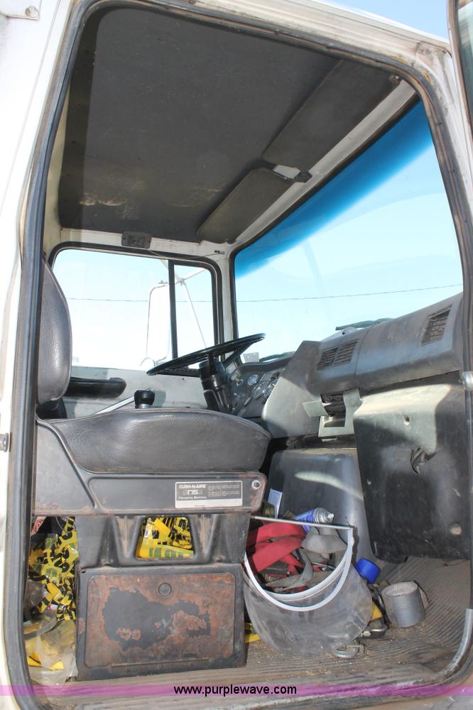 image for item C3693 1993 Ford LTS9000 vactor truck