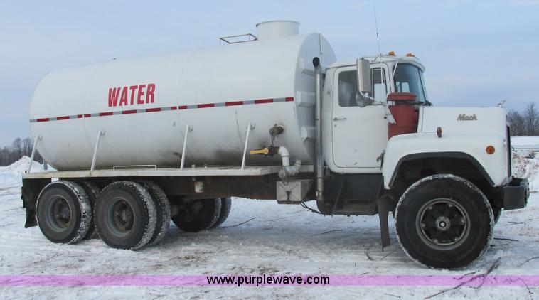 image for item E5280 1974 Mack DM600 water truck