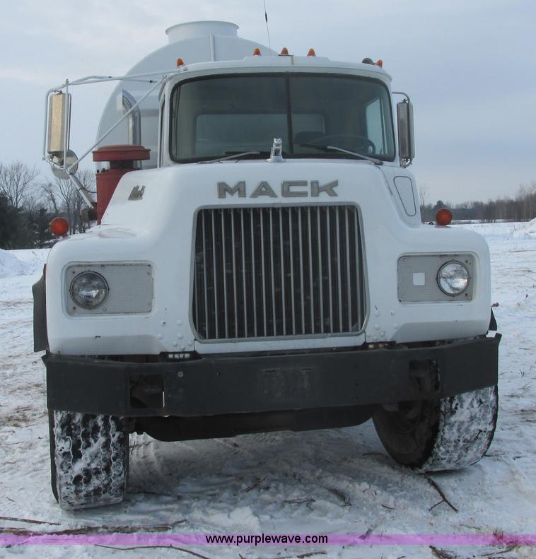 image for item E5280 1974 Mack DM600 water truck