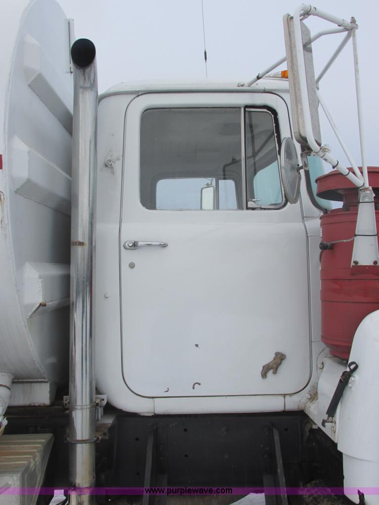 image for item E5280 1974 Mack DM600 water truck