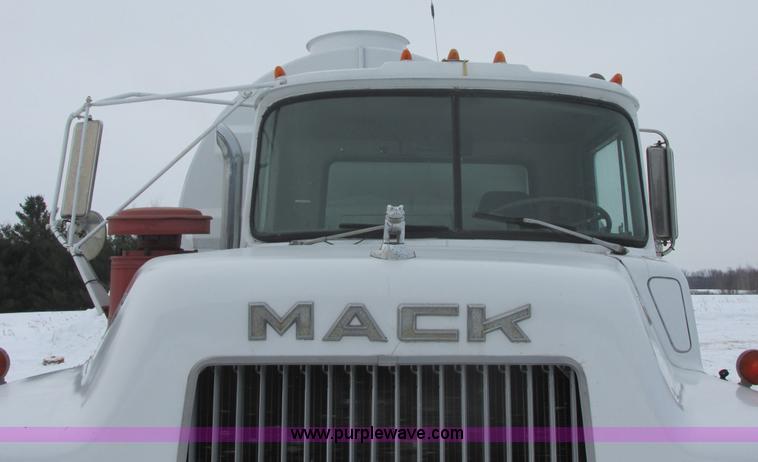image for item E5280 1974 Mack DM600 water truck
