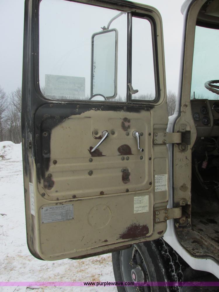 image for item E5280 1974 Mack DM600 water truck