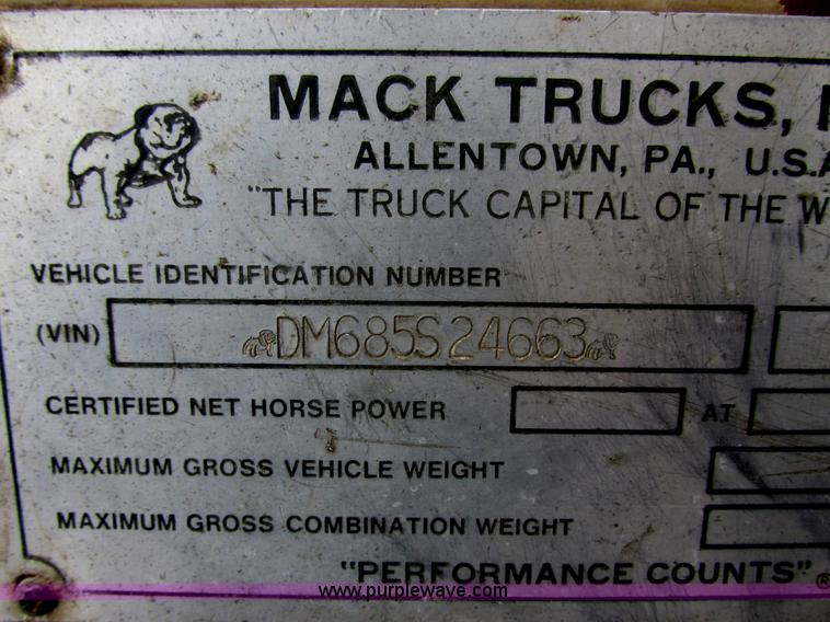 image for item E5280 1974 Mack DM600 water truck