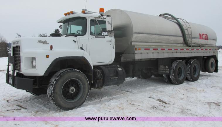 image for item E5281 1995 Mack RB688S water truck