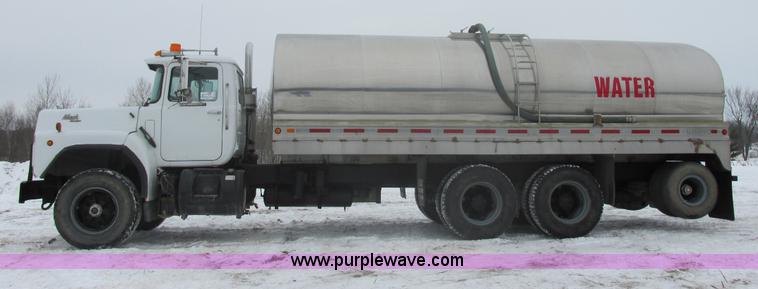 image for item E5281 1995 Mack RB688S water truck