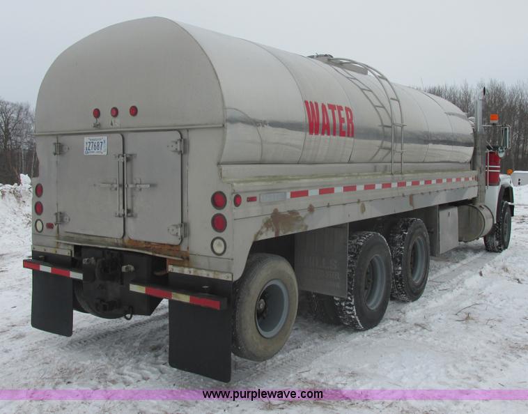 image for item E5281 1995 Mack RB688S water truck