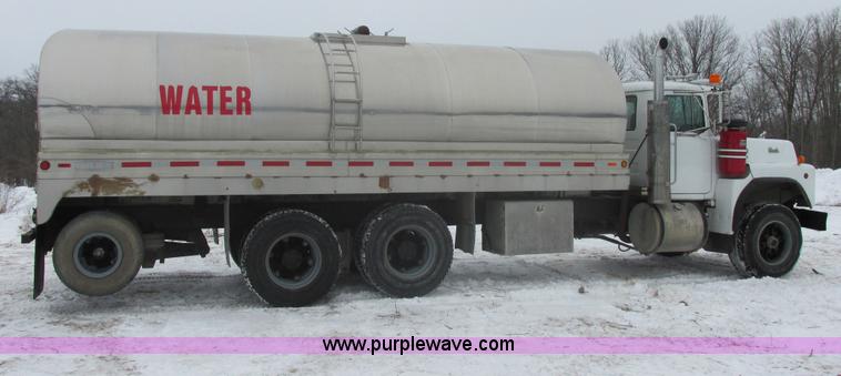 image for item E5281 1995 Mack RB688S water truck