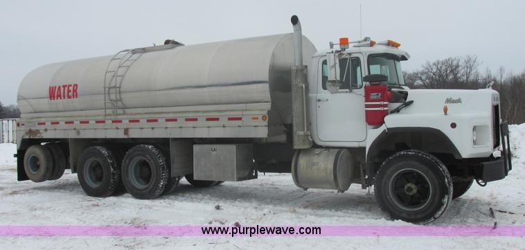 image for item E5281 1995 Mack RB688S water truck