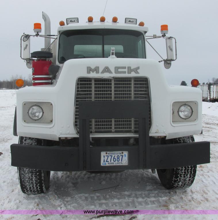 image for item E5281 1995 Mack RB688S water truck